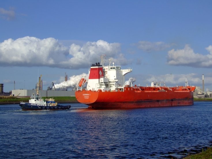 Tug assists tanker Ioannis I