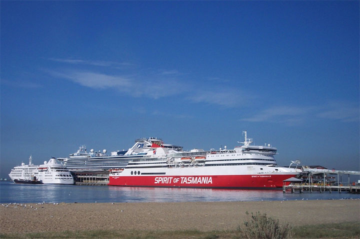 Three Cruise ships 'hugging' in Port Melbourne