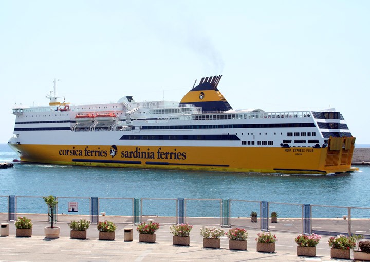 Mega Express Four reversing into Nice harbour