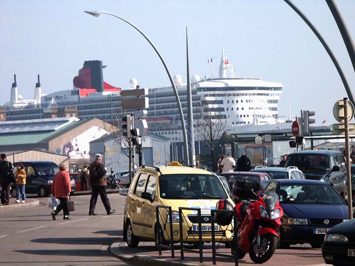 queen mary 2 2004
