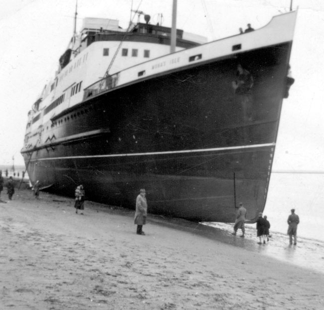 Monas Isle beached