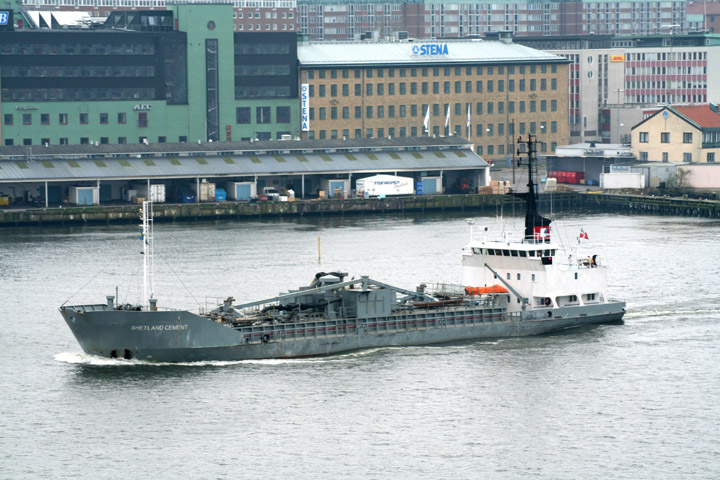 Shetland Cement heading upstream on the Göta Älv