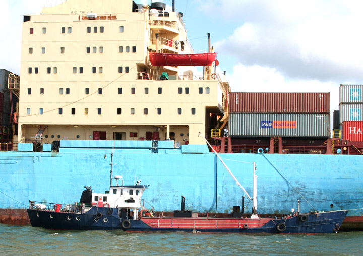 Allegro alongside Maersk Barcelona