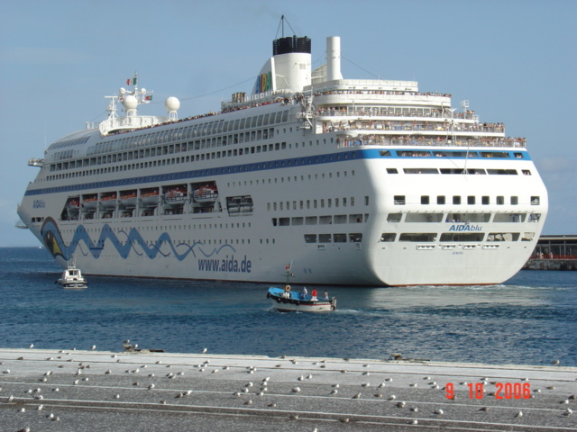 Cruise ship AIDAblu leaving harbor